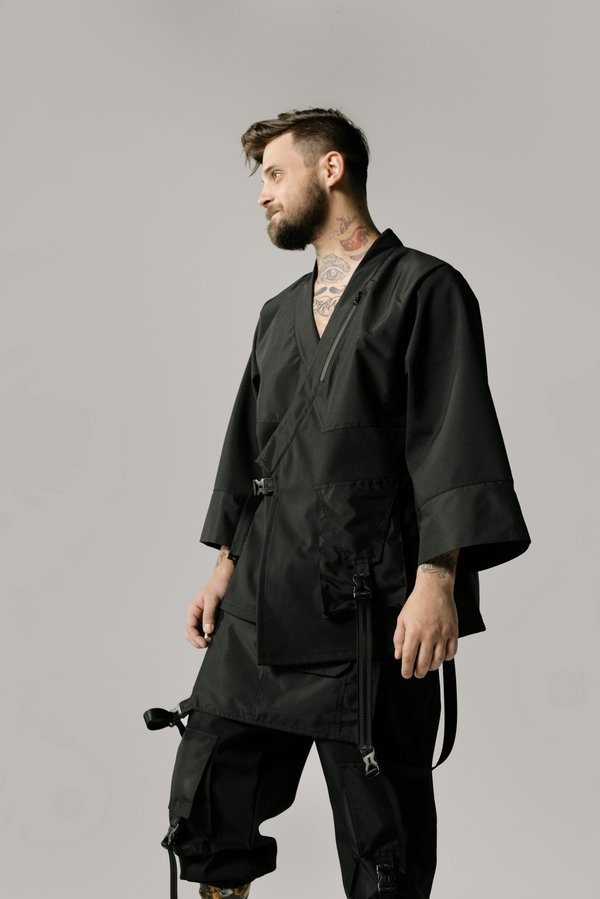 Le kimono techwear : élégance moderne et confort inégalé.
